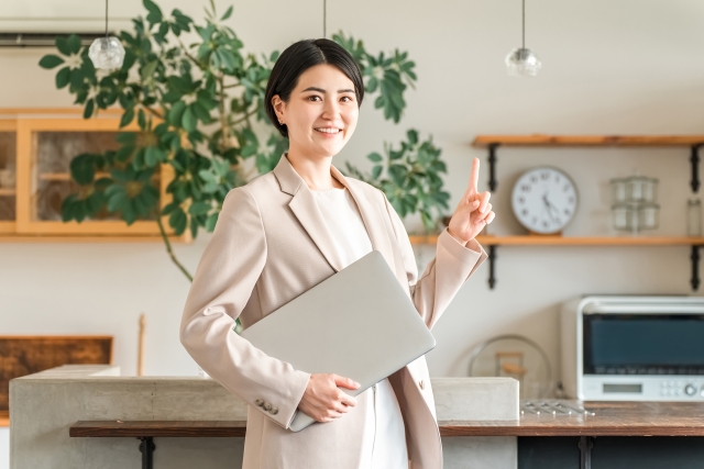 人差し指を立てる女性
