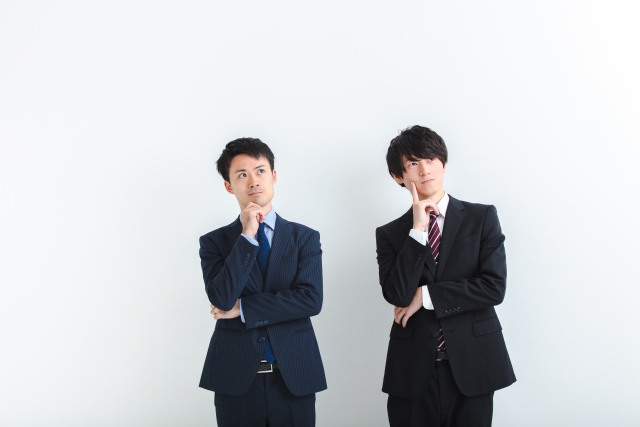 悩む営業マンの姿