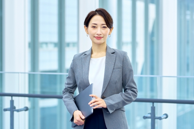 ファイルを持つ女性