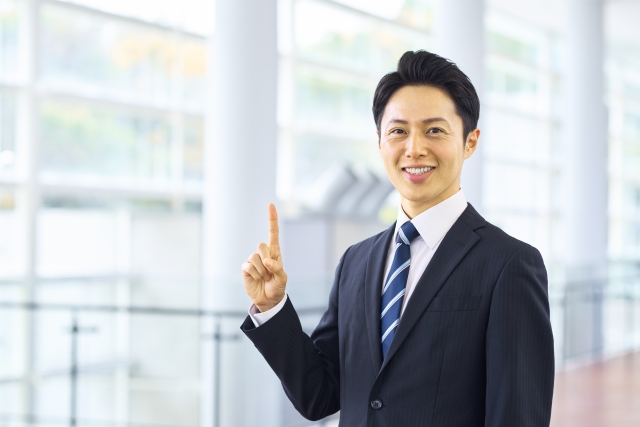 指を指す営業マン
