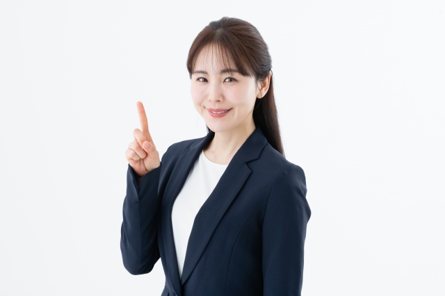 指を指すビジネスウーマン