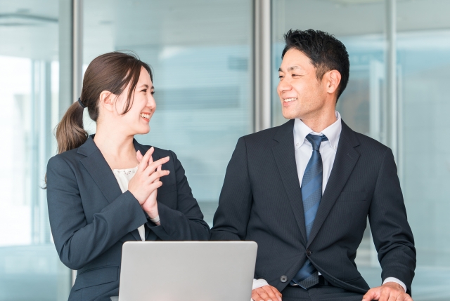 笑顔で向かい合う営業担当者たち