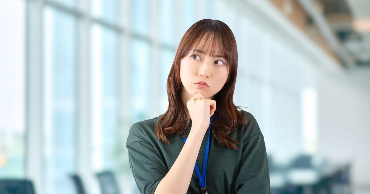 考え事をするビジネスパーソン