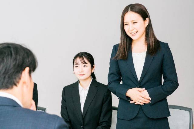 面接で手を前に組む応募者