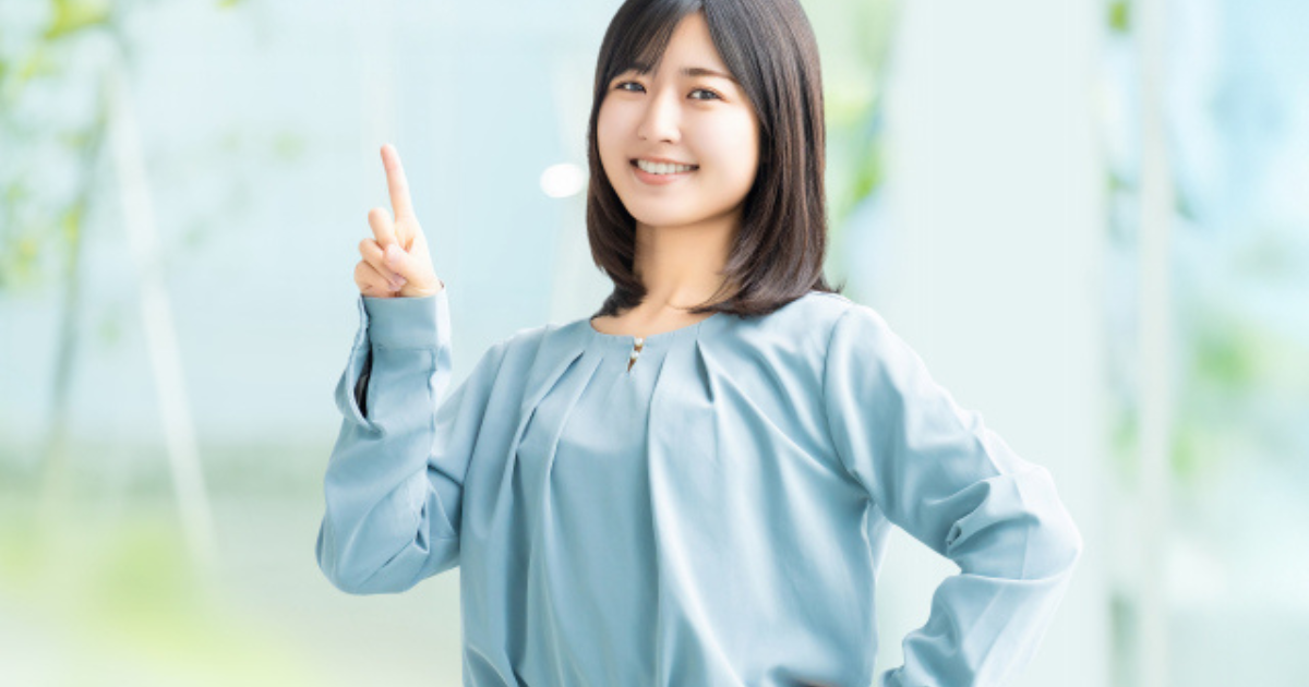 人差し指を立てるビジネスパーソン