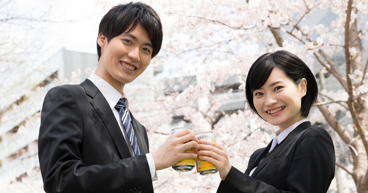 乾杯する若い求職者たち