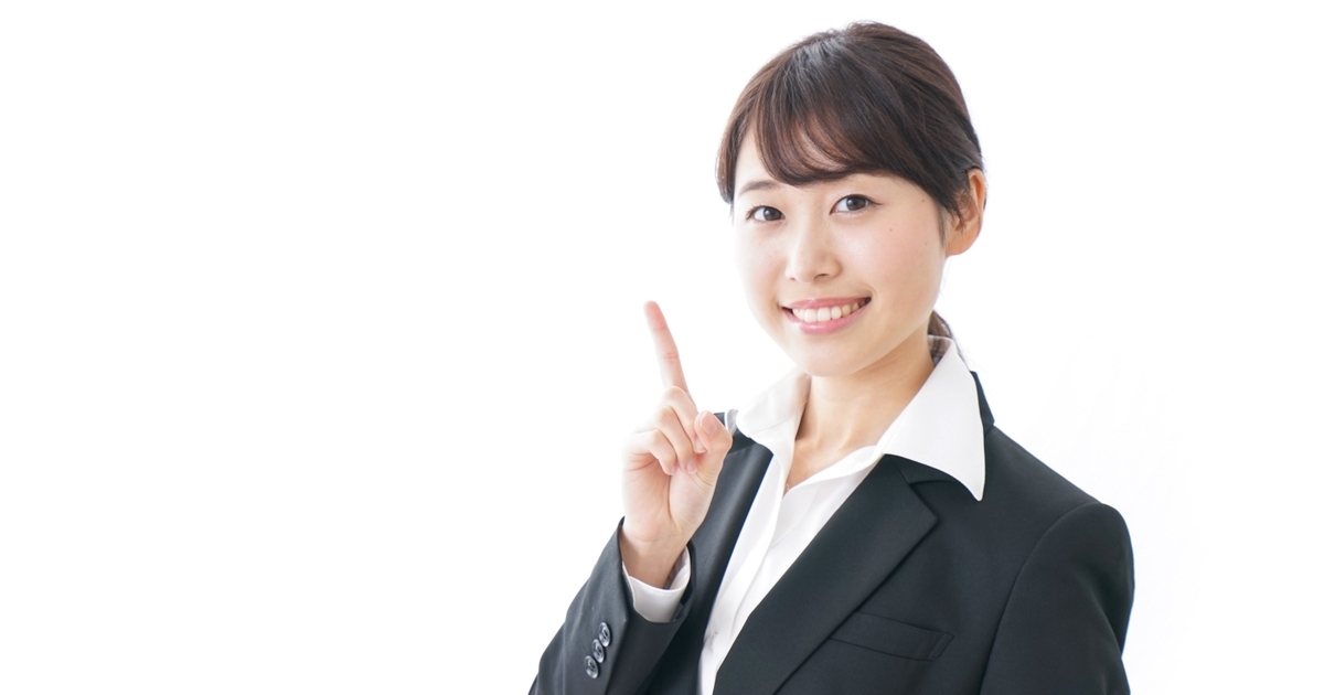 指を指す笑顔のビジネスウーマン