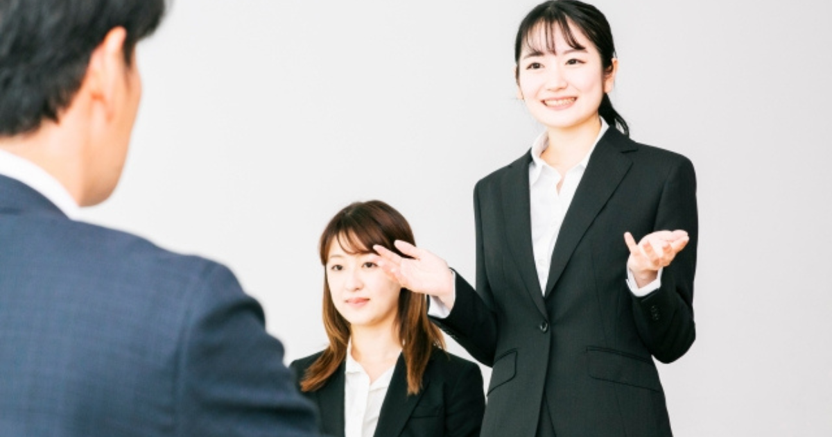 面接で話す応募者
