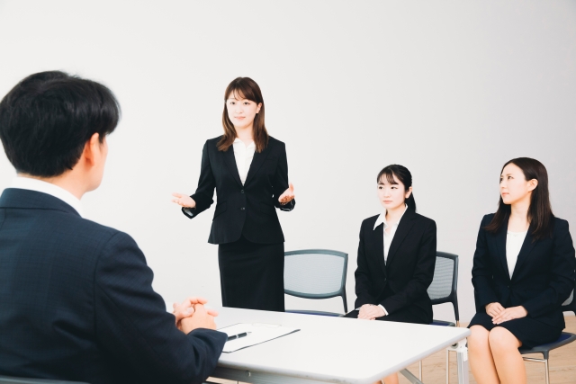 立ってアピールする応募者