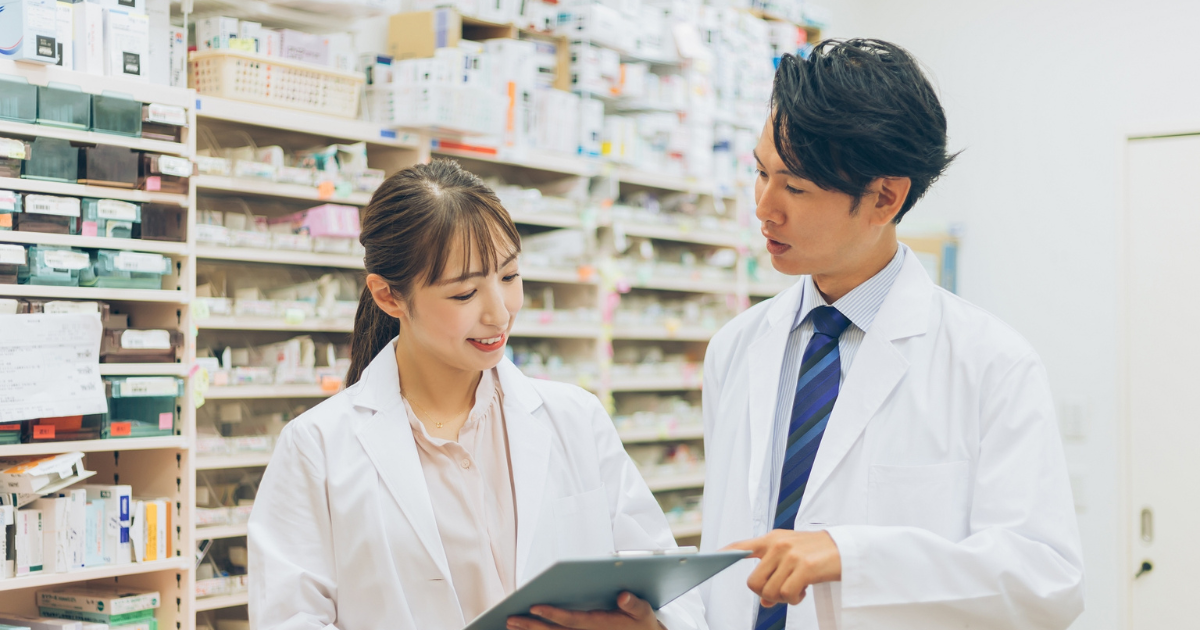 情報交換する薬剤師