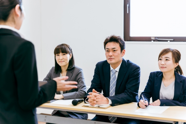面接で話を聞く採用担当者3人