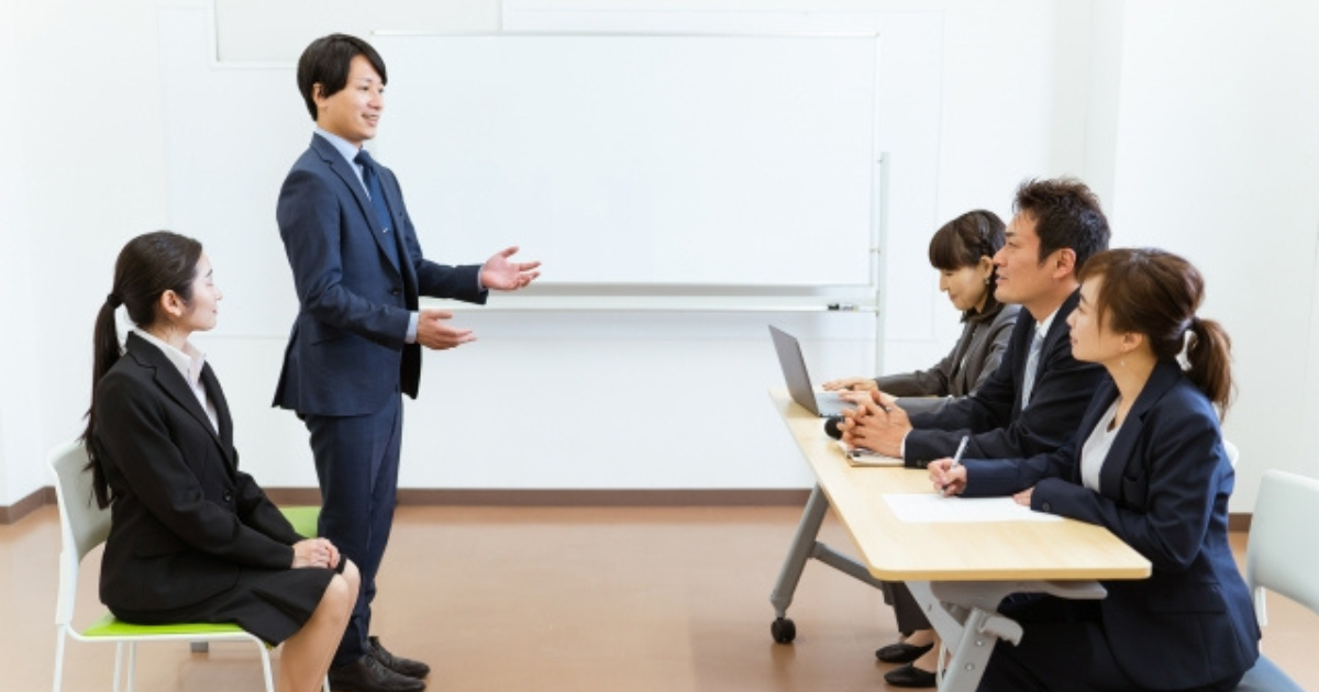 面接で自己アピールしている様子