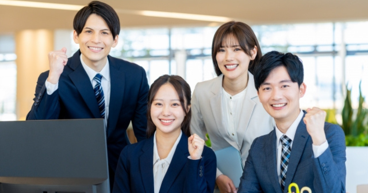 ガッツポーズしているビジネスパーソンたち