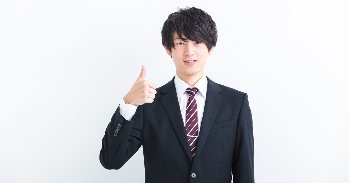 グッドサインをする男性