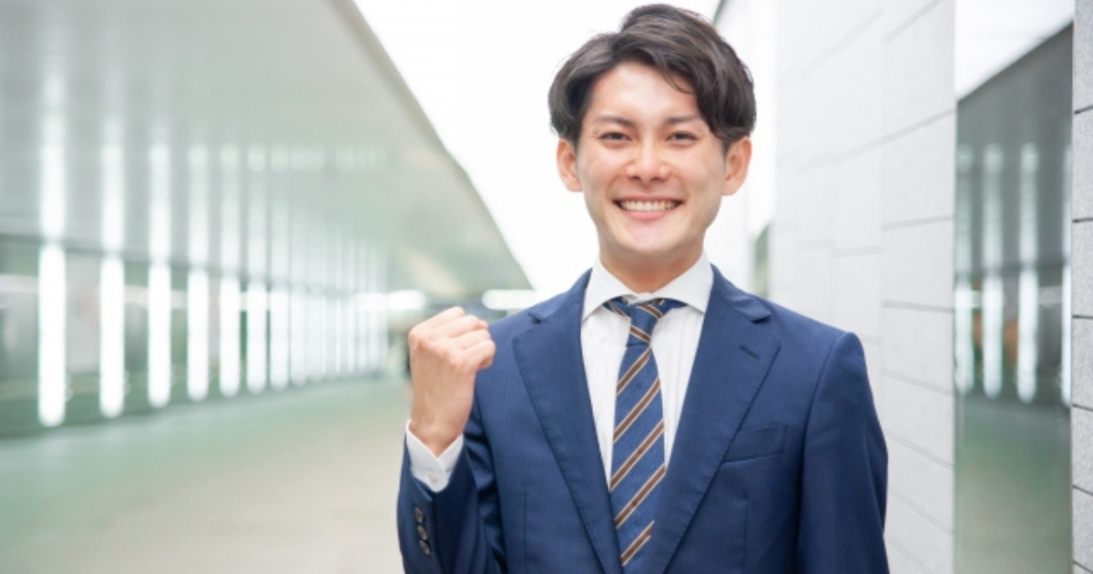 ガッツポーズするビジネスパーソン