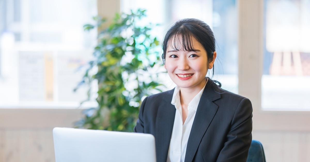 笑顔で仕事をする女性